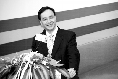2009年5月，朱立倫以國民黨副主席身份到廈門出席首屆海峽論壇。