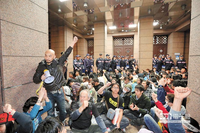 反服貿(mào)學(xué)生占領(lǐng)“行政院”