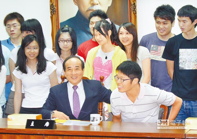 王金平以十大杰出青年基金會董事長身份，授旗給出訪大陸的學(xué)生團(tuán)
