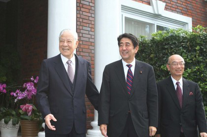 前日本首相安倍晉三(中)，曾赴翠山莊拜訪李登輝(左)