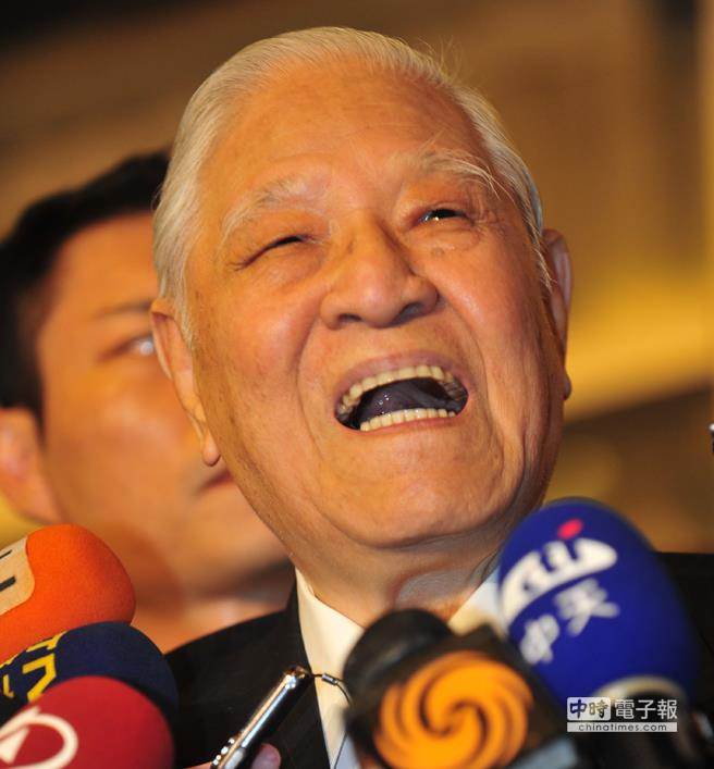 李登輝22日出席李登輝基金會募款餐會前受訪。（報(bào)系資料照 劉宗龍攝）