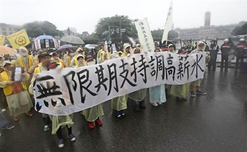 臺作家批綠：執(zhí)政時(shí)期薪資成長率落后國民黨10倍
