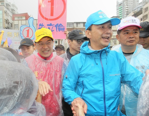 朱立倫冒雨3小時不間斷拜票 呼吁藍(lán)營選民歸隊