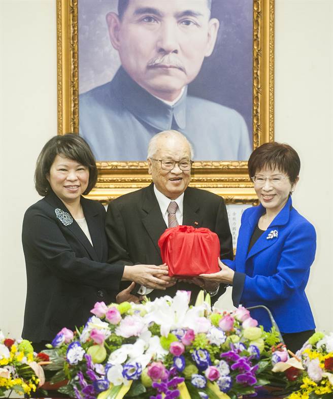洪秀柱就職國民黨主席 宣示重建戰(zhàn)斗團(tuán)隊(duì)
