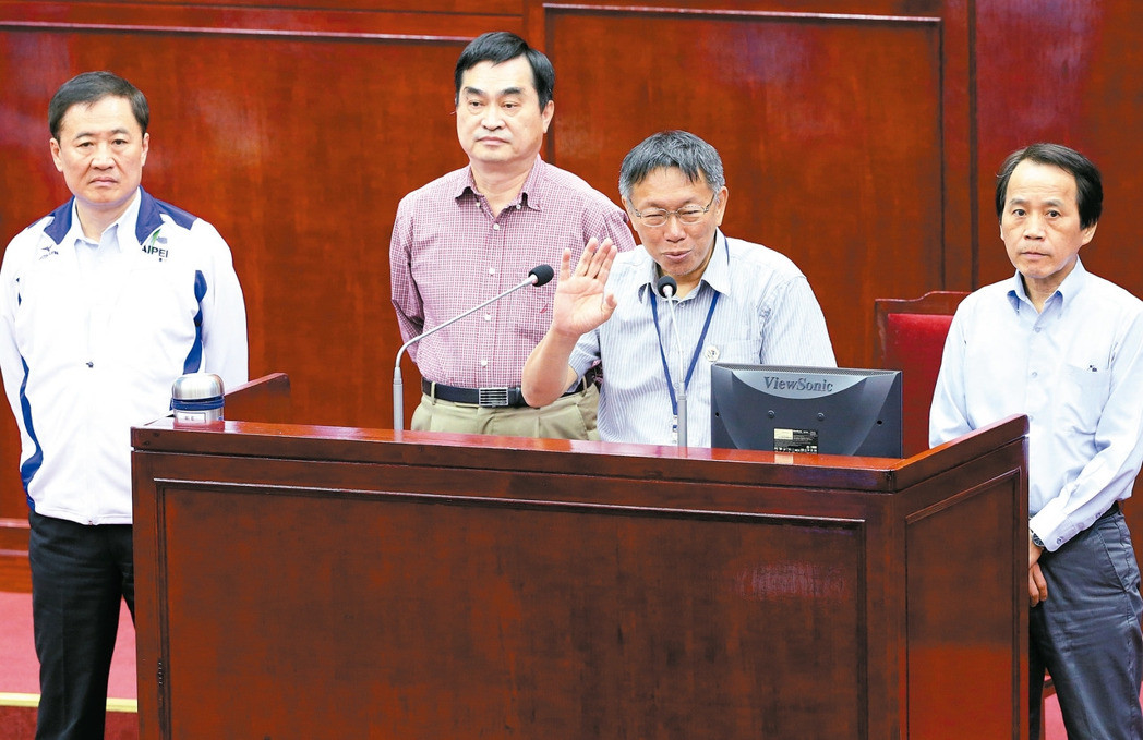 臺(tái)北議員請(qǐng)三位副市長列席議會(huì)，并質(zhì)問北市長柯文哲（右二），有關(guān)臺(tái)北農(nóng)產(chǎn)運(yùn)銷公司總經(jīng)理韓國瑜自爆入府任第一副市長一事，柯文哲搖搖手表示：“不會(huì)換副市長、這傳聞非事實(shí)”。