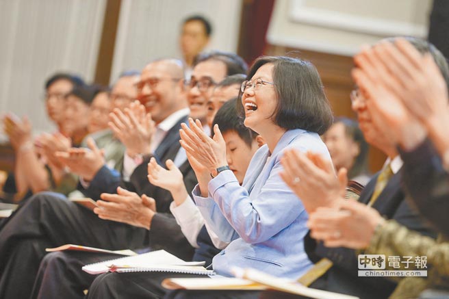 蔡英文與現(xiàn)場來賓共享音樂盛宴，并為演出者帶來的精彩表演鼓掌喝采