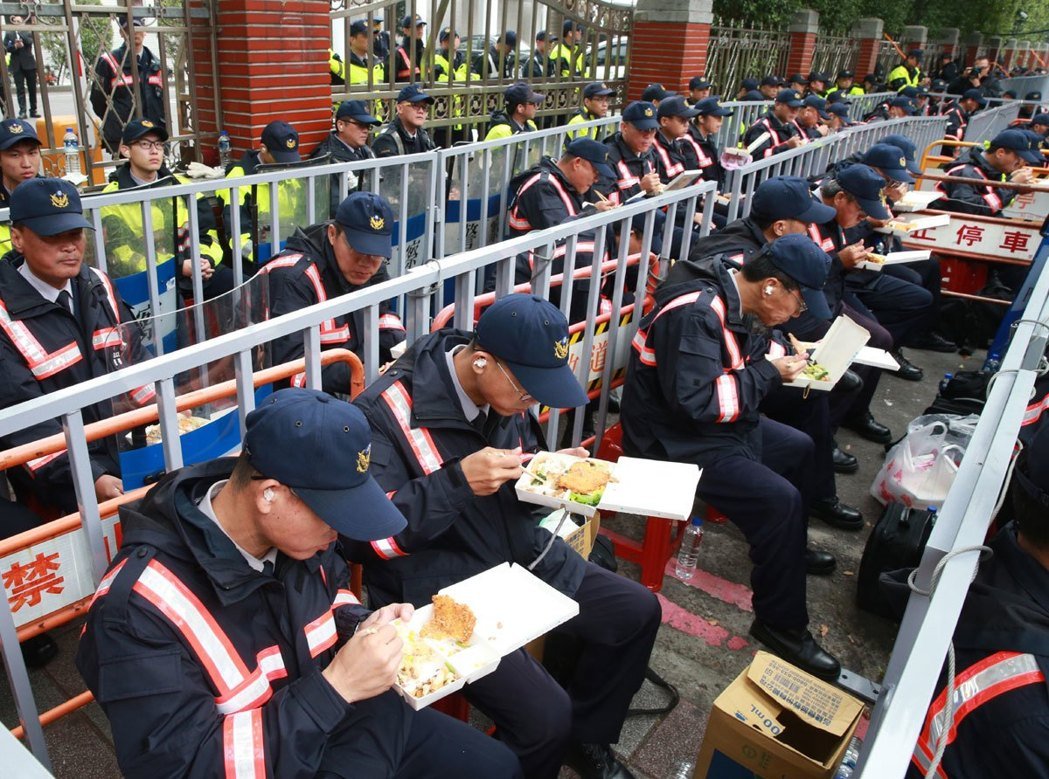 日前“一例一休”爭(zhēng)議，大批警力如臨大敵，駐守“立法院”，避免抗議民眾翻墻進(jìn)入“立法院”，飯點(diǎn)到了就地吃便當(dāng)