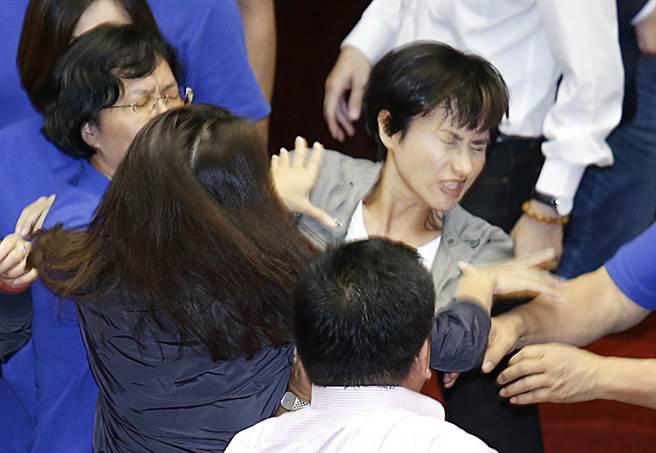 "綠委"常年囂張?zhí)翎?藍(lán)營(yíng)女民代驚天一掌拍醒藍(lán)軍斗魂