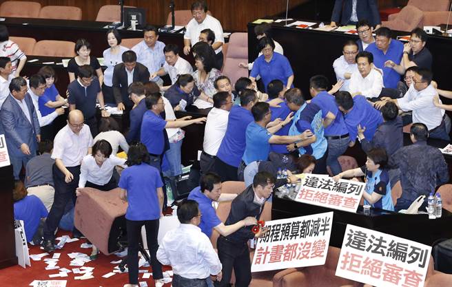 “立法院”14日第2次臨時(shí)會繼續(xù)處理前瞻預(yù)算再度引爆沖突，議場內(nèi)處處戰(zhàn)場，藍(lán)綠“立委”互相拉扯推擠