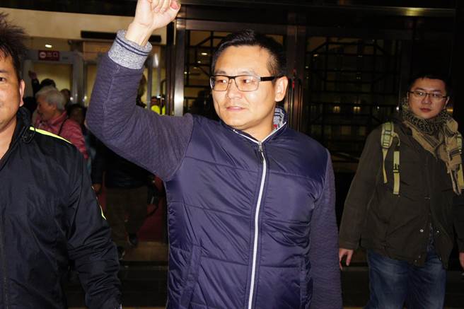向"獨派"頭目噴生發(fā)水男子交保 稱將反告對方妨害自由