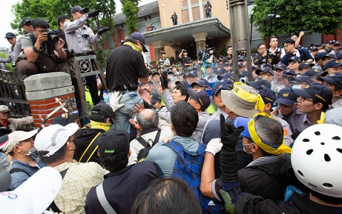 反軍人年改團(tuán)體“八百壯士”脫序 吳斯懷公開(kāi)道歉