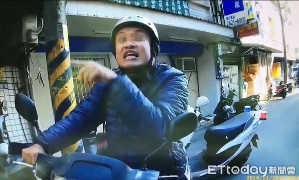 闖紅燈被攔嗆“我趕著回家睡覺！”　莽男暴怒沖撞女警