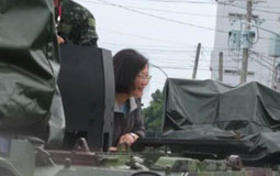 女皇駕到災(zāi)民避讓！蔡英文視察災(zāi)情遭網(wǎng)友調(diào)侃：坐裝甲車跑路？