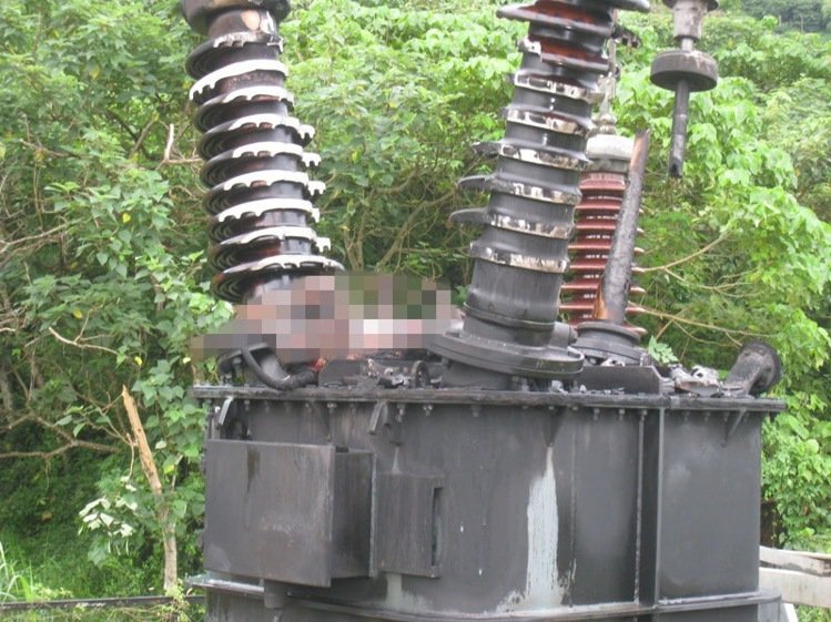 臺(tái)空軍基地電力系統(tǒng)突遭破壞,“犯案元兇”尸體燒焦。(圖片來(lái)源:臺(tái)灣《聯(lián)合報(bào)》) 臺(tái)空軍基地電力系統(tǒng)突遭破壞,“犯案元兇”尸體燒焦。(圖片來(lái)源:臺(tái)灣《聯(lián)合報(bào)》)