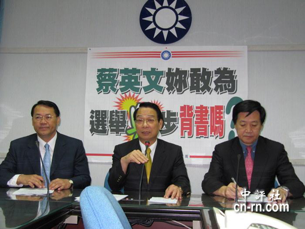 呂學(xué)樟（中）力挺吳敦義清白，費鴻泰（右）還拿退出政壇為條件，要李文忠供出秘密證人。（中評社黃惠玟攝）