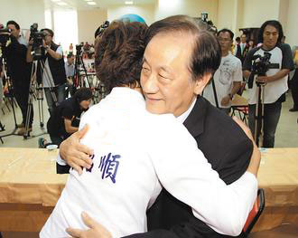 新黨主席郁慕明(右)7日到高雄，以行動表達對黃昭順(左)的支持。 圖片來源：臺灣《聯(lián)合報》