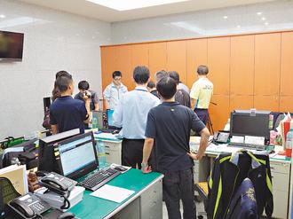 臺北一警察收賄被逮當(dāng)街撒20萬贓款逃跑（圖）