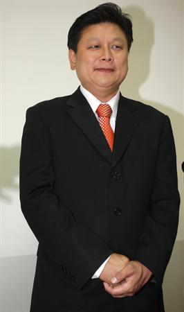 臺(tái)灣花蓮縣長(zhǎng)祈求全縣無(wú)災(zāi)兩天磕頭千余次