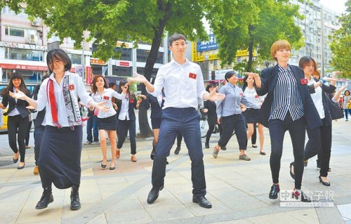 對未來不妥協(xié)數(shù)十學生穿正裝在街頭演歌舞劇（圖）