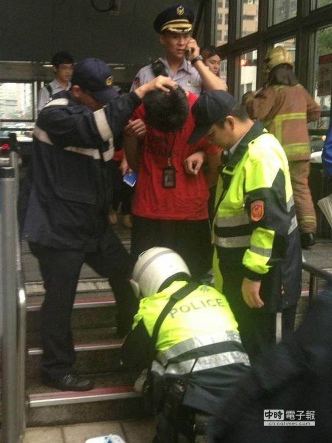 臺(tái)北地鐵發(fā)生砍人事件，警方逮捕嫌犯