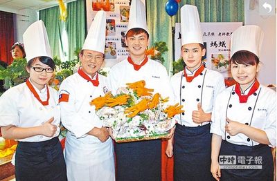 “飛龍上桌”臺灣學(xué)生制作創(chuàng)意美食（圖）