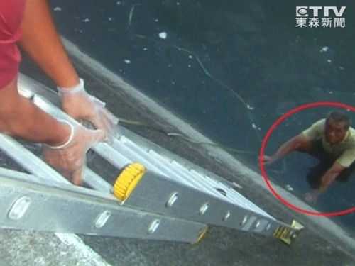三人酒后相約跳河一人跳下兩人岸上狂笑（圖）