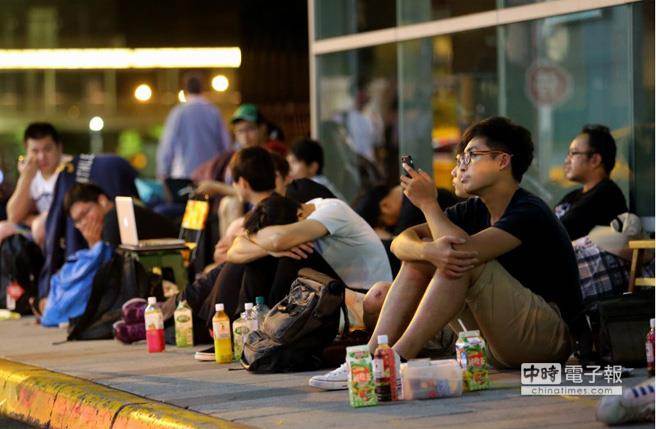 臺灣26日凌晨開賣iPhone6 狂熱果粉排長龍（圖）
