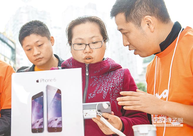 iphone 6上市活動(dòng)現(xiàn)場(chǎng)，工作人員在為消費(fèi)者解答關(guān)于新機(jī)的問
