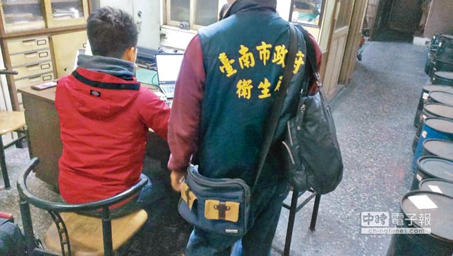 臺(tái)南市衛(wèi)生局上周六稽查芊鑫實(shí)業(yè)社，37歲負(fù)責(zé)人盧嘉芊（左）接受稽查。（圖片由臺(tái)南市衛(wèi)生局提供）