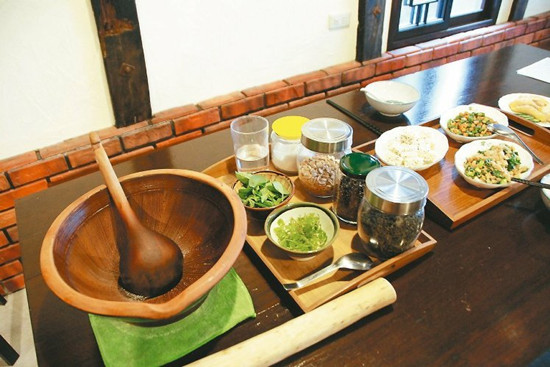 花蓮居民制傳統(tǒng)咸口味擂茶延續(xù)客家飲食文化