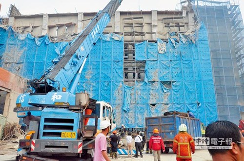  臺(tái)灣桃園市大溪高中21日發(fā)生工安意外,5名工人遭到鷹架、泥漿壓住,送醫(yī)后皆不治。(臺(tái)灣《中國時(shí)報(bào)》/賴佑維 攝)