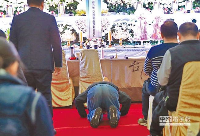 臺(tái)游覽車(chē)事故罹難者頭七法會(huì) 旅行社負(fù)責(zé)人下跪致哀