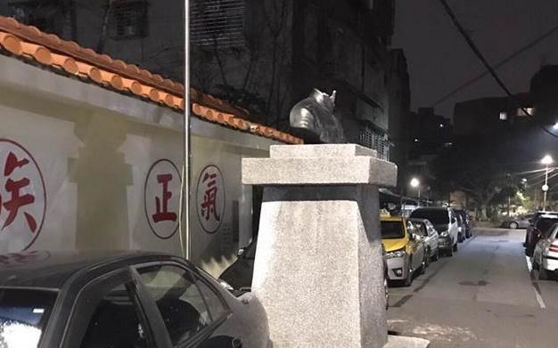 刀起頭落！男子深夜持刀砍蔣介石銅像（圖）