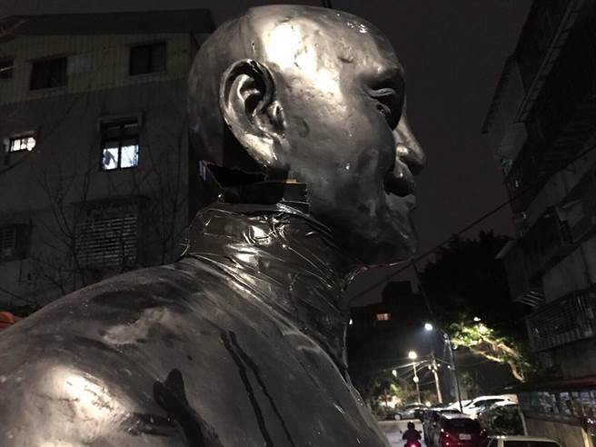 刀起頭落！男子深夜持刀砍蔣介石銅像（圖）