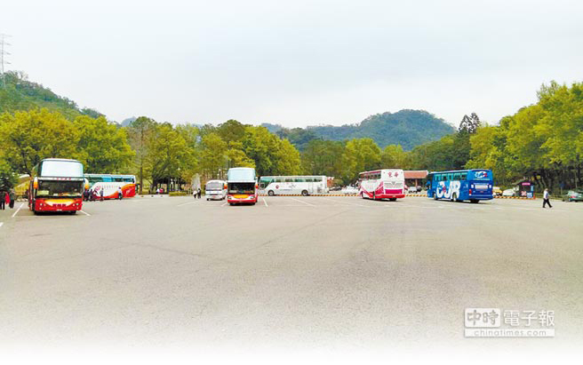 陸客不來(lái)，重創(chuàng)桃園觀光，光是慈湖1年就銳減100萬(wàn)人次，平日停車場(chǎng)幾乎成空地