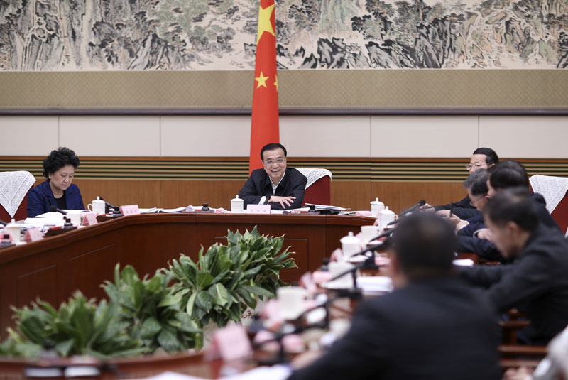 李克強(qiáng)主持召開專家學(xué)者和企業(yè)界人士座談會(huì)。
