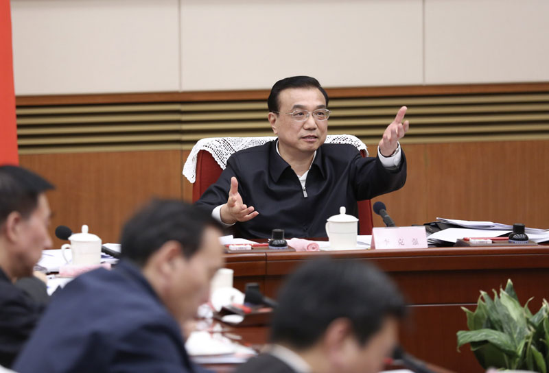 李克強(qiáng)主持召開專家學(xué)者和企業(yè)界人士座談會(huì)。