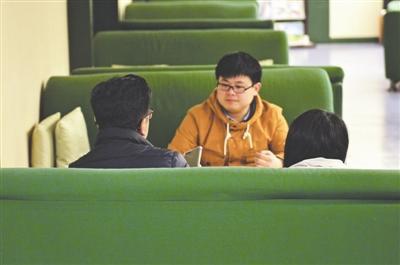  2月2日，成都，在馬來西亞沉船事件中因未上船而躲過一劫的李先生（左）和妻子接受成都商報采訪 　攝影 王勤