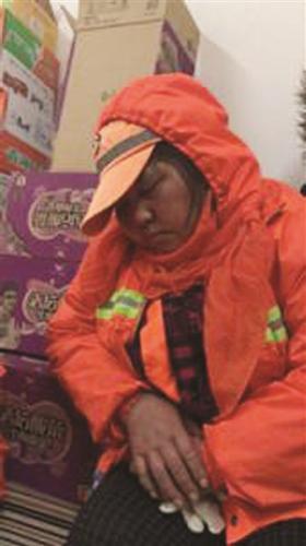 【暖新聞】致敬風(fēng)雪中的勞動(dòng)者!歲月靜好只因有你們在負(fù)重前行