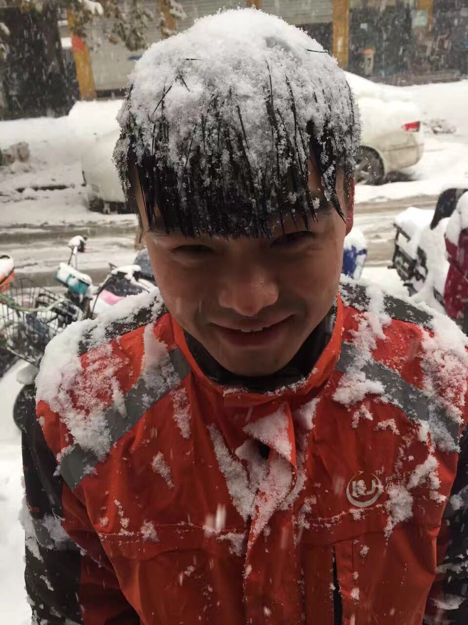 【暖新聞】致敬風(fēng)雪中的勞動(dòng)者!歲月靜好只因有你們在負(fù)重前行