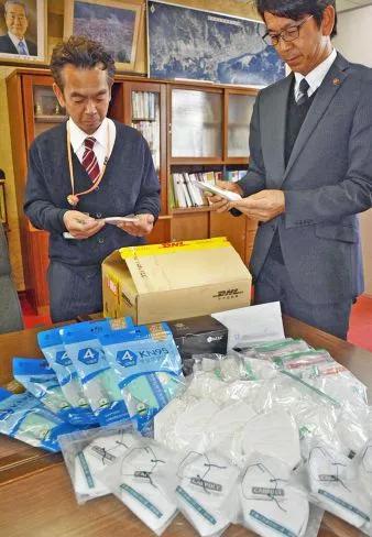 日本宿毛市收到中國朋友的愛心包裹。圖片來自網(wǎng)絡(luò)。
