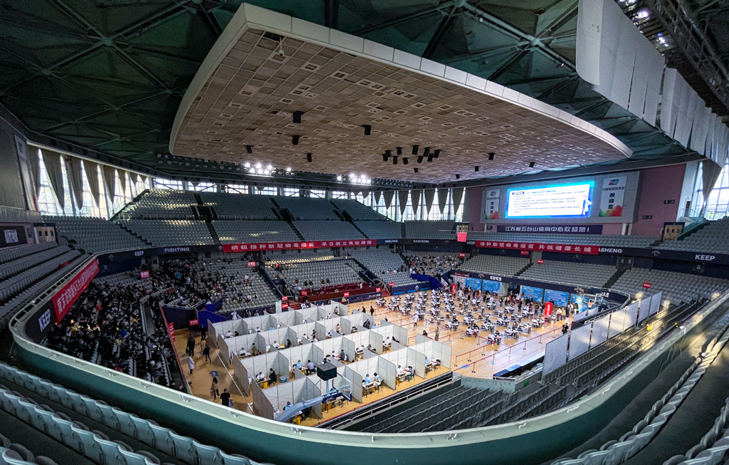 4月9日，市民在南京市鼓樓區(qū)五臺(tái)山體育中心設(shè)置的新冠病毒疫苗集中接種點(diǎn)接種疫苗。
