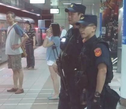 特警在地鐵月臺(tái)及車(chē)廂內(nèi)巡邏