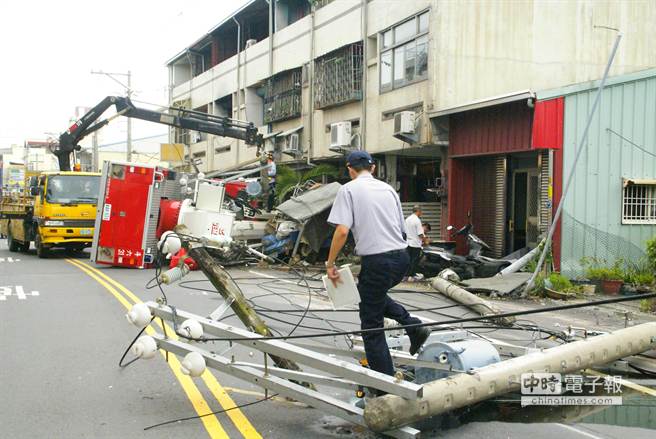 臺(tái)消防員疑酒駕撞毀價(jià)值2500萬(wàn)云梯車(chē)（圖）