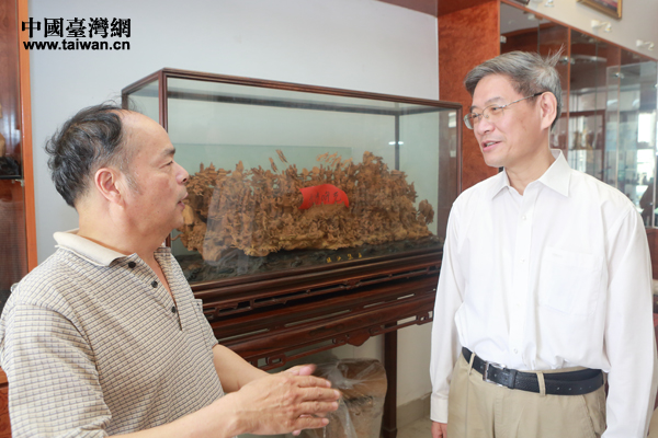 張志軍參觀考察莆田工藝美術(shù)城，與商家親切交談。