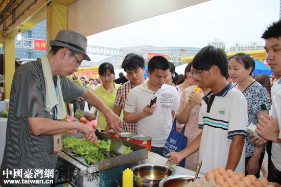 廈門市民排隊(duì)搶購臺(tái)灣夜市金牌小吃