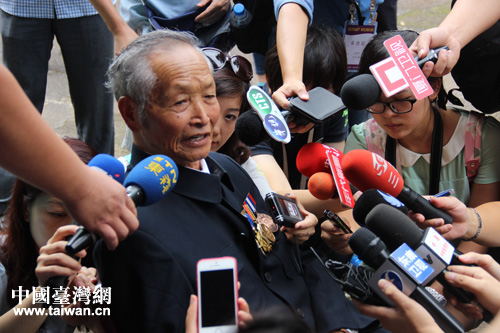 中國遠(yuǎn)征軍抗戰(zhàn)老兵盧彩文接受兩岸記者團(tuán)聯(lián)合采訪
