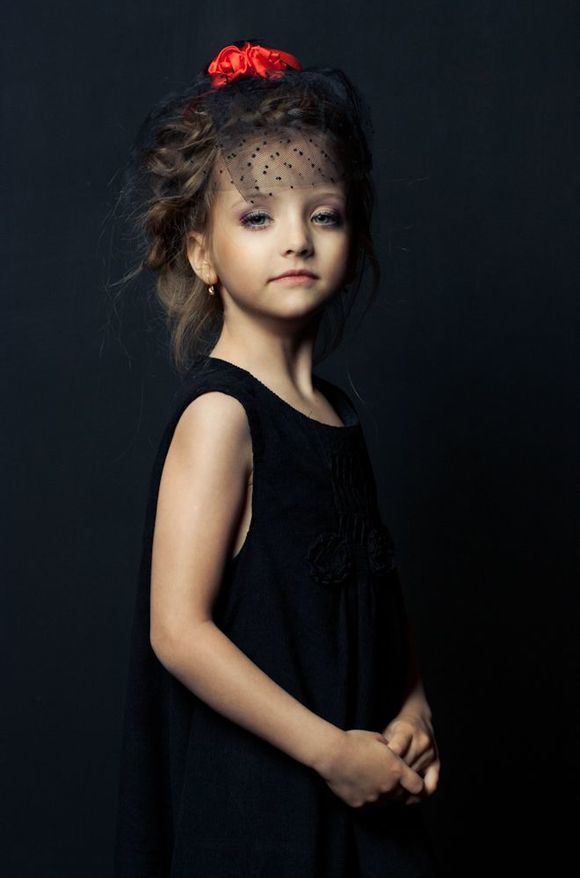ˊʘӍ _˹}ͯģ(Angelina Kurkina)l(f)һM,ƬСͰ׃,·`䷲g