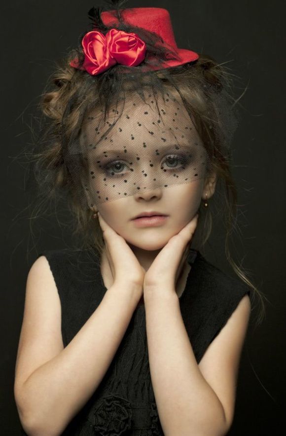 ˊʘ(l)Ӎ _˹}ͯģ(Angelina Kurkina)l(f)һM(xi),ƬСͰ׃,·`䷲g