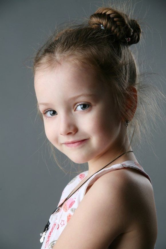ˊʘӍ _˹}ͯģ(Angelina Kurkina)l(f)һM,ƬСͰ׃,·`䷲g